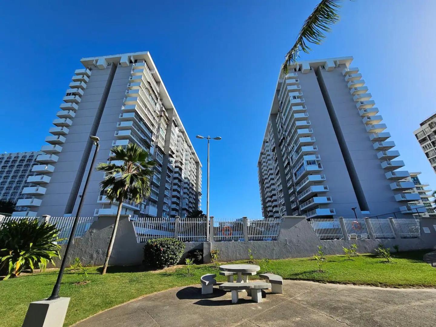 Steps From Foxwoods- Beachfront Retreat With Pools San Juan Luaran gambar